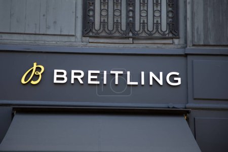 Téléchargez les photos : Bordeaux, Aquitaine France - 06 01 2023 : Breitling logo marque façade et chaîne de texte signe d'entrée montres suisses magasin de bijoux boutique murale - en image libre de droit