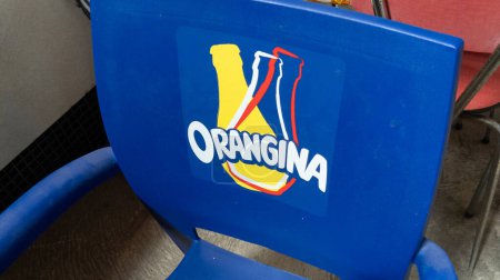 Foto de Burdeos, Aquitania Francia - 06 06 2023: Letrero del logotipo de la limonada naranja Orangina y texto de la marca en el asiento publicitario de plástico - Imagen libre de derechos