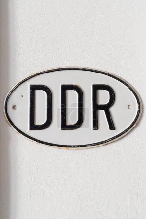 Téléchargez les photos : Bordeaux, Aquitaine France - 06 01 2023 : DDR logo marque et texte signe République démocratique allemande est sur une plaque métallique de campagne pour la voiture de l'Allemagne historique - en image libre de droit