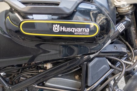 Foto de Burdeos, Aquitania Francia - 06 06 2023: logotipo Husqvarna marca y signo de texto en el tanque de gasolina combustible motocicleta - Imagen libre de derechos