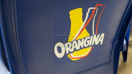 Foto de Burdeos, Aquitania Francia - 06 06 2023: Orangina soda limonada naranja logotipo signo y texto de marca en la silla restaurante cafetería - Imagen libre de derechos