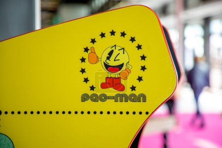 Foto de Burdeos, Aquitania Francia - 06 01 2023: Pac-Man logo sign icon on maze arcade game yellow video console vintage - Imagen libre de derechos
