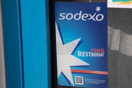 Téléchargez les photos : Bordeaux, Aquitaine France - 06 06 2023 : Logo de la marque Sodexo et étiquette du signe texte entrée du bar porte fenêtre restaurant porte - en image libre de droit