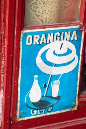 Foto de Burdeos, Aquitania Francia - 06 21 2023: Letrero del logotipo de la limonada naranja Orangina y el texto de la marca en la placa de publicidad de la barra antigua vintage - Imagen libre de derechos
