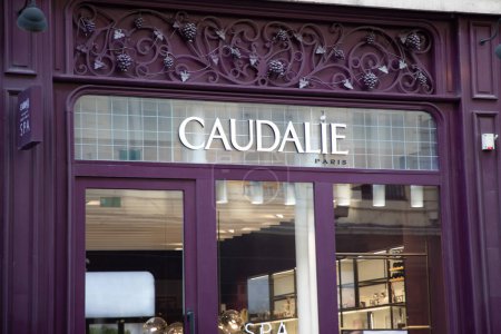 Téléchargez les photos : Bordeaux, Aquitaine France - 06 22 2023 : Chaîne Caudalie enseigne texte et logo marque sur la façade d'entrée boutique de cosmétiques en France - en image libre de droit
