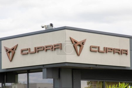 Téléchargez les photos : Bordeaux, France - 06 27 2023 : siège Cupra Sport Car Brand logo et signe texte du constructeur espagnol de voitures de sport - en image libre de droit