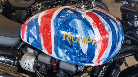 Téléchargez les photos : Bordeaux, France - 06 27 2023 : triomphe bonneville vintage brouilleur logo signe et texte marque Royaume-Uni peinture drapeau moto réservoir de carburant - en image libre de droit