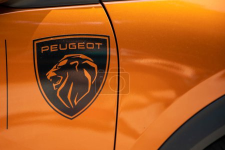 Foto de Burdeos, Francia - 06 27 2023: Peugeot 2008 coche delantero logotipo del fabricante de automóviles francés marca y signo de texto león - Imagen libre de derechos