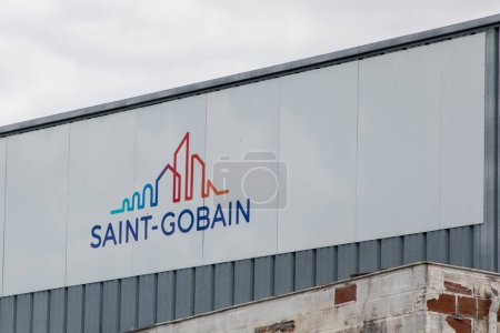 Foto de Burdeos, Francia - 07 01 2023: Saint Gobain firma el texto y el logotipo de la marca francesa multinacional fabricante de espejos - Imagen libre de derechos