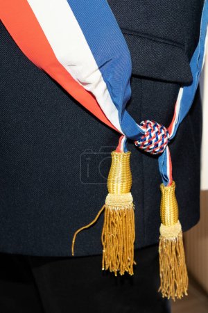 Foto de Alcalde hombre ciudad francia con tricolor bufanda en francés ayuntamiento - Imagen libre de derechos