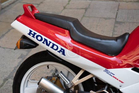 Téléchargez les photos : Bordeaux, France - 07 01 2023 : Honda super sport nsr logo marque et texte signe sur moto vintage - en image libre de droit