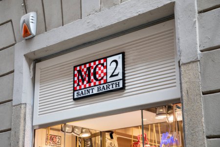 Foto de Milán, Italia - 07 10 2023: mc 2 San Barth logotipo de la cadena de fachada de la marca y el signo de texto en la entrada de la tienda textil de moda de moda tienda de ropa comercial - Imagen libre de derechos
