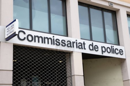Téléchargez les photos : Annecy, France - 07 10 2023 : Le logo et la pancarte du Commissariat de police nationale au centre-ville sous un immeuble de bureaux - en image libre de droit