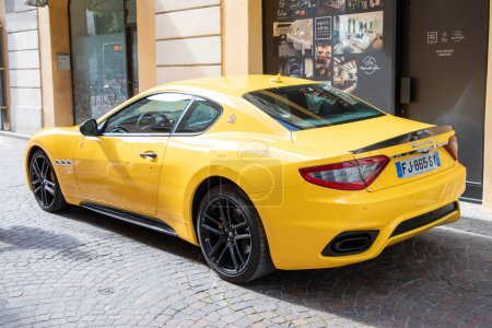 Téléchargez les photos : Bordeaux, France - 06 27 2023 : Maserati GranTurismo Trofeo car yellow sign trident logo Italian brand text sport stationné en ville - en image libre de droit