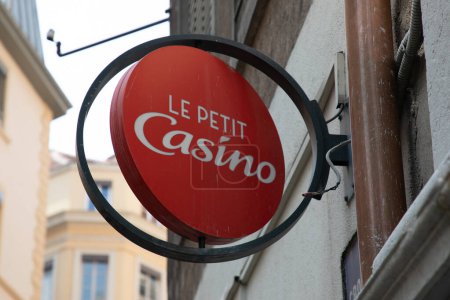 Téléchargez les photos : Bordeaux, Aquitaine France - 06 21 2023 : le petit Casino logo marque et enseigne texte devant le supermarché français du centre-ville - en image libre de droit