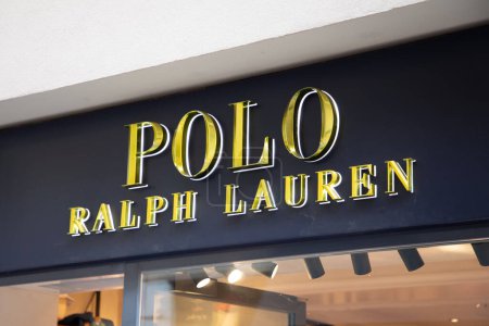 Téléchargez les photos : Milan, Italie - 07 05 2023 : ralph lauren polo marque texte façade magasin enseigne chaîne et logo signe sur la façade du mur de magasin - en image libre de droit