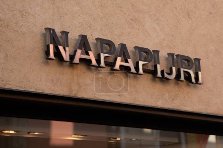 Téléchargez les photos : Bordeaux, Aquitaine France - 06 22 2023 : Napapijri logo boutique marque et enseigne chaîne sur façade murale boutique de mode italienne - en image libre de droit
