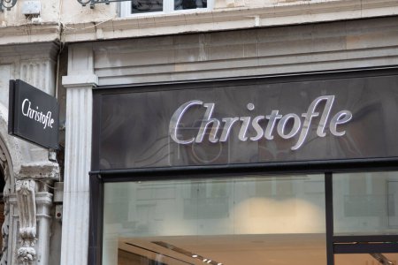 Foto de Burdeos, Francia - 07 25 2023: Christofle logo sign and chain brand text on shop orfebre y vajilla empresa tienda - Imagen libre de derechos