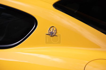 Téléchargez les photos : Bordeaux, France - 06 27 2023 : Maserati GranTurismo car trident logo text Marque italienne de véhicule sport de luxe - en image libre de droit