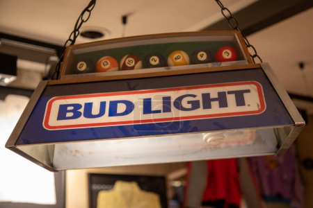 Foto de Lyon, Francia - 06 16 2023: brote logotipo de la marca de luz y signo de texto en billar ligero de American Budweiser nosotros piscina de cerveza - Imagen libre de derechos