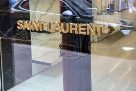 Foto de Lyon, Francia - 07 15 2023: yves Saint Laurent tienda signo de texto y logotipo de la marca en la tienda fachada casa de moda de lujo de París Francia - Imagen libre de derechos