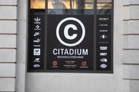Téléchargez les photos : Bordeaux, Aquitaine France - 06 22 2023 : Citadium logo signe boutique mur façade et marque texte magasin de chaussures chaussures Streetwear Sport Vêtements boutique - en image libre de droit