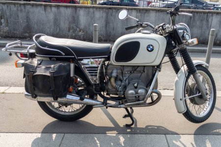 Téléchargez les photos : Bordeaux, France - 08 01 2023 : BMW r50 / 5 blanc réservoir de carburant vintage rétro logo de moto signe et texte de marque sur la moto ancienne - en image libre de droit