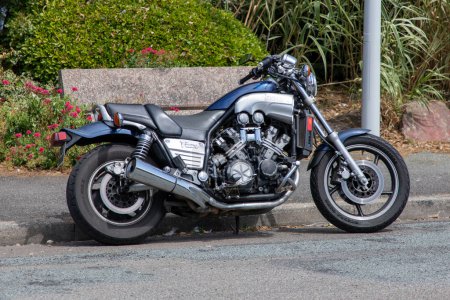 Téléchargez les photos : Bordeaux, France - 08 01 2023 : Yamaha V-Max 1200 ancienne moto rétro motos japonaises à vitesse personnalisée vieille moto - en image libre de droit