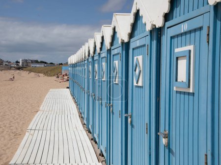 Téléchargez les photos : Cabanes de plage en bois sur plage de sable en ville Saint-Gilles-Croix-de-Vie - en image libre de droit