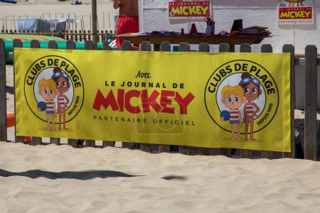 Téléchargez les photos : Soulac , Aquitaine  France - 08 08 2023 : le journal de mickey flag logo brand and sign text newspaper in banner advertising summer beach club - en image libre de droit