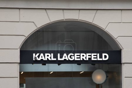 Téléchargez les photos : Milan, Italie - 08 02 2023 : Karl Lagerfeld logo marque et texte signe sur façade enseigne fenêtres entrée magasin luxe couturier - en image libre de droit