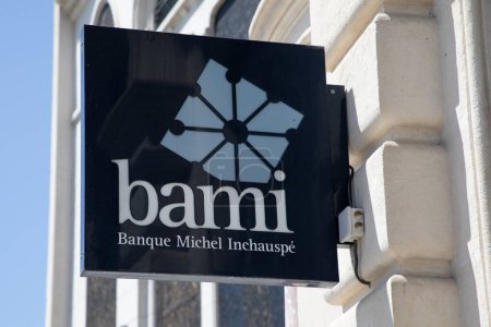 Téléchargez les photos : Pau, France - 08 08 2023 : Marque du logo Bami et panneau texte sur la façade du bâtiment agence bancaire française - en image libre de droit