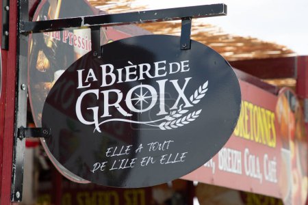 Téléchargez les photos : Bordeaux, France - 08 08 2023 : la biere de croix Marque de logo de la bière et panneau texte sur la façade du bar du pub mural - en image libre de droit