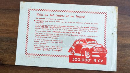 Téléchargez les photos : Bordeaux, France - 08 19 2023 : Renault 4CV logo marque et texte signe buvard vieux papier voiture en détail de vieux véhicule rétro vintage - en image libre de droit