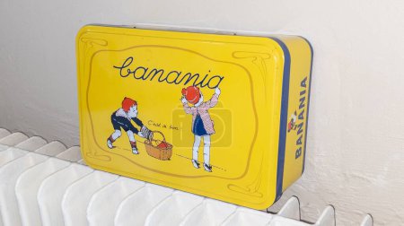 Foto de Burdeos, Aquitania Francia - 01 28 2022: Banania logo texto y texto de la marca en el azúcar coleccionable caja de metal antiguo - Imagen libre de derechos