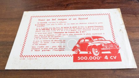Téléchargez les photos : Bordeaux, France - 08 19 2023 : Renault 4CV logo marque et texte signe voiture en papier buvard scolaire vintage vieux véhicule rétro - en image libre de droit