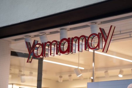 Téléchargez les photos : Milan, Italie - 08 17 2023 : Yamamay logo marque et texte signe italie boutique entrée mode entreprise chaîne italienne - en image libre de droit
