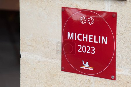 Foto de Saint-emilion, Francia - 08 19 2023: Michelin 2023 restaurante logo signo y texto marca de guías libros publicados para un buen lugar etiqueta con buena comida - Imagen libre de derechos