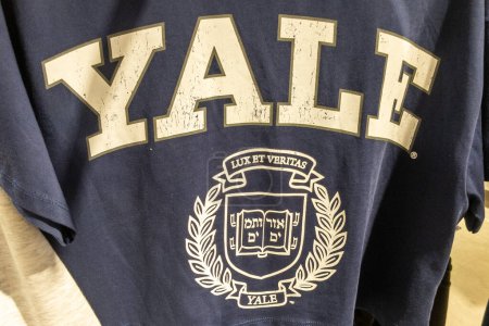Foto de Burdeos, Francia - 08 22 2023: logotipo de la marca de la Universidad de Yale en el signo de texto de la camisa Collegiate School de 1701 por el clero congregacionalista de la Colonia de Connecticut - Imagen libre de derechos