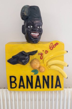 Foto de Burdeos, Francia - 08 19 2023: Banania signo de texto logo en la publicidad busto escultura antigua marca de la empresa - Imagen libre de derechos
