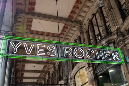 Foto de Milán, Italia - 08 17 2023: Yves Rocher logo text green sign brand store boutique shop chain French beauty products group - Imagen libre de derechos