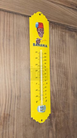 Foto de Burdeos, Francia - 08 19 2023: Banania logo brand on collectible old metal enamelled sheet metal thermometer - Imagen libre de derechos
