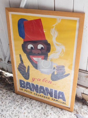 Foto de Burdeos, Francia - 08 18 2023: Banania logo texto y signo de marca en marco publicitario vintage francés chocolate en polvo - Imagen libre de derechos