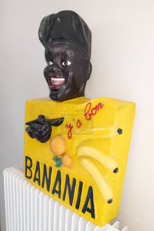 Foto de Burdeos, Francia - 08 19 2023: Banania logo texto y signo de marca en antiguo busto de escultura publicitaria en resina de yeso - Imagen libre de derechos