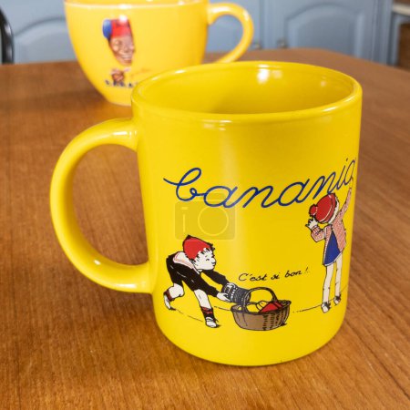 Foto de Burdeos, Francia - 08 19 2023: Banania taza de la taza amarilla con el logotipo de la vendimia de la marca y el signo de texto francés chocolate en polvo - Imagen libre de derechos