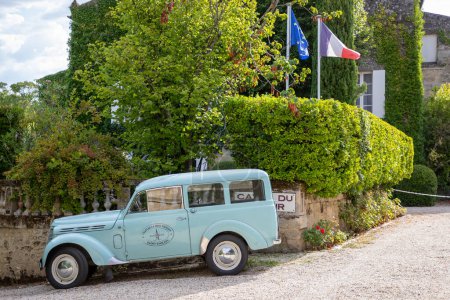 Foto de Saint-emilion, Francia - 08 19 2023: Renault juva 4 publicidad vino castillo coche en vista lateral al aire libre azul vintage retro francés vehículo para chateau la rose brisson en saint-emilion - Imagen libre de derechos
