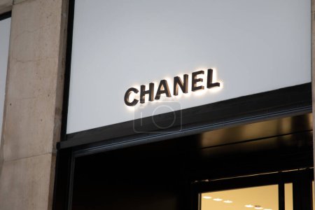 Téléchargez les photos : Milan, Italie - 08 17 2023 : Chanel logo texte et enseigne marque façade frontale Commerce de détail Extérieur Maison de mode française entrée - en image libre de droit