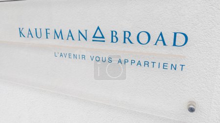 Foto de Burdeos, Francia - 09 01 2023: Kaufman & Broad signo de la oficina de la marca y el logotipo de texto de la empresa de construcción de desarrollo inmobiliario - Imagen libre de derechos