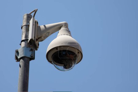 Foto de Cámara de vigilancia de mástil redondo CCTV con visión de 360 grados en el centro de la ciudad para detectar delitos y proteger la seguridad de la población de la ciudad - Imagen libre de derechos