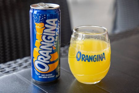 Foto de Burdeos, Francia - 09 01 2023: Letrero del logotipo de la limonada naranja carbonatada de Orangina y texto de la marca en lata de metal con vidrio de soda amarillo - Imagen libre de derechos